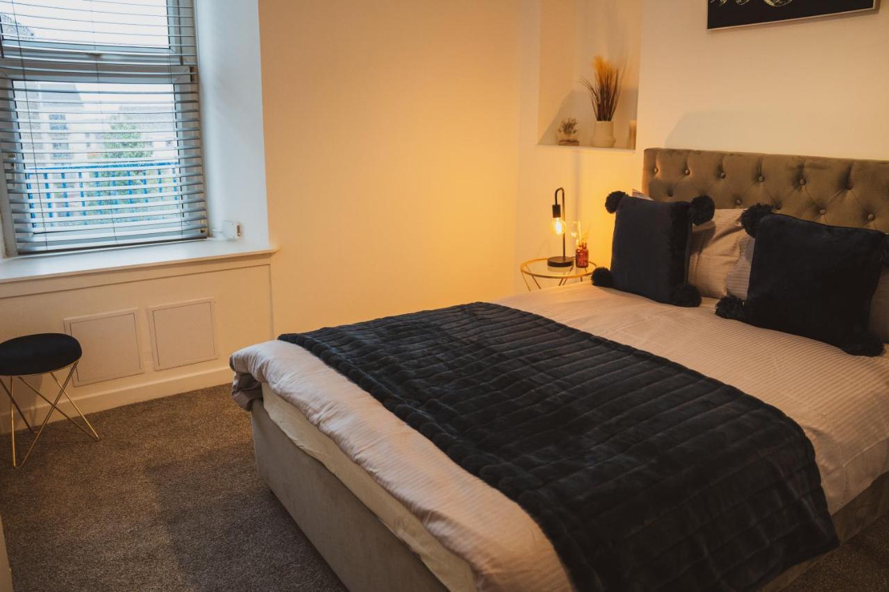 1 Bedroom Flat With Easy Parking/public Transport *