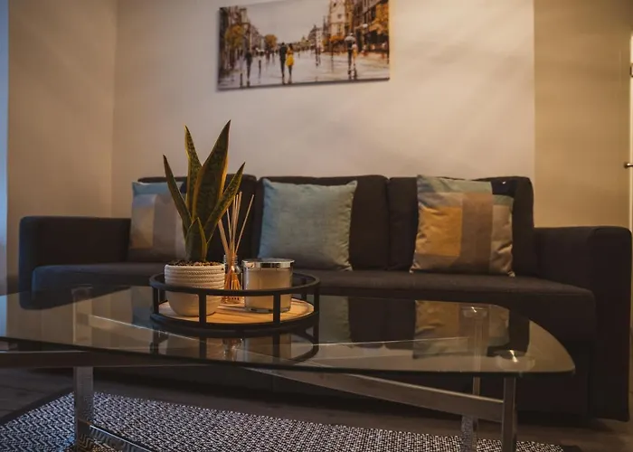 1 Bedroom Flat With Easy Parking/Public Transport